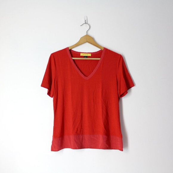 ST. JOHN women's red V-neck t-shirt top sz M soft stretch knit silk trim & hem - Picture 1 of 7